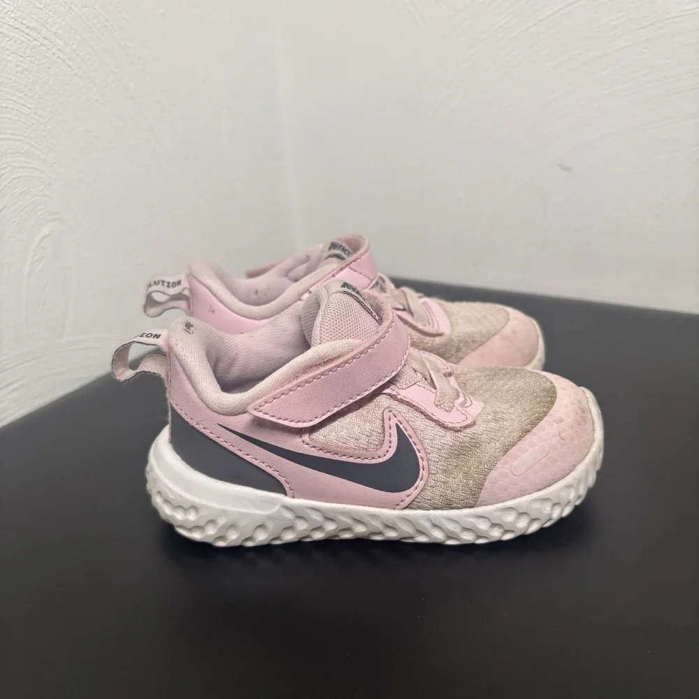 Nike Baby Girls Revolution‎ 5 Sneaker Shoes Pink BQ5673-601 Hook Loop Size 6C